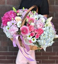 Композиция солнечный день в Чишмах Цветочная композиция из Розы, Хризантемы, Пионы и Лизиантусы в корзине в Чишмах