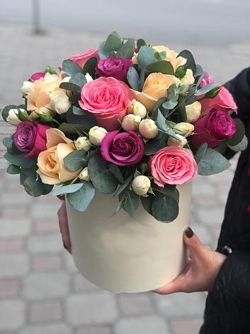 Цветочная композиция из Розы в шляпной коробке в Чишмах